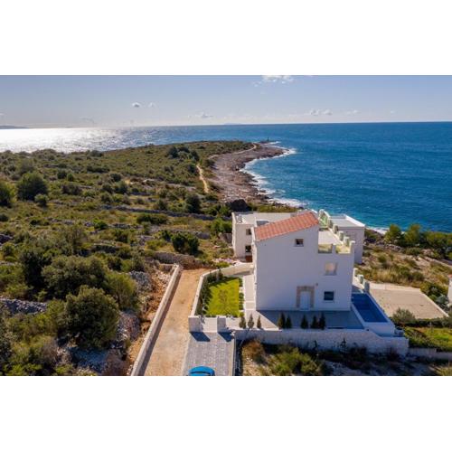 Villa Esquel - Beachfront, heated pool