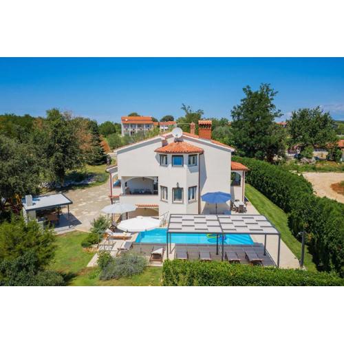 Villa Eufemia near Poreč with large garden and outdoor playground for kids