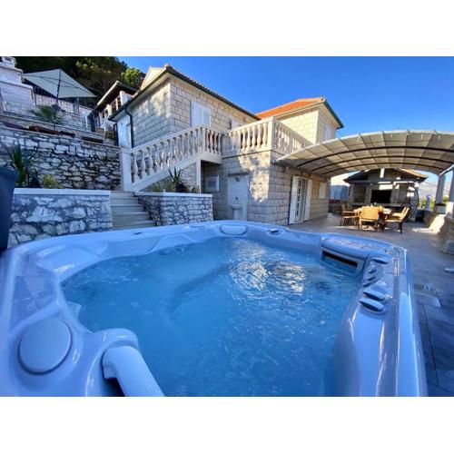 Villa Fjera with a sea view, hot tubs, terrace, BBQ