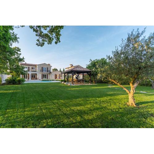 Villa Flora near Porec with tennis court