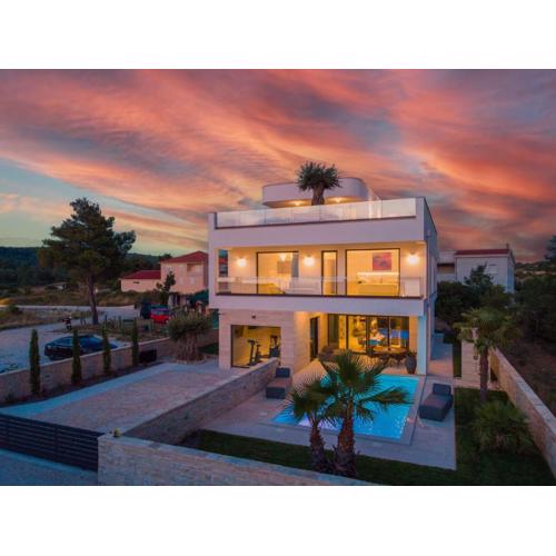 Villa Four Seasons Seaside B with heated pool and jacuzzi, Zadar