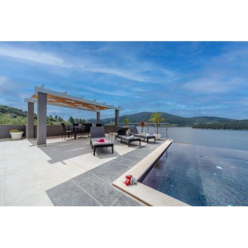 Villa Franka with pool and sea view
