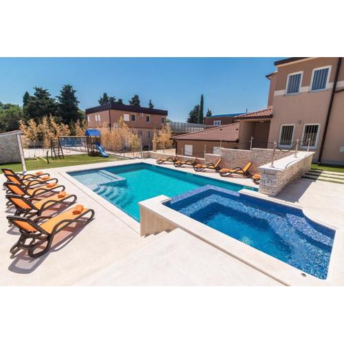 Villa für große Ansprüche mit großem Pool, Sauna, Whirlpool, Billard