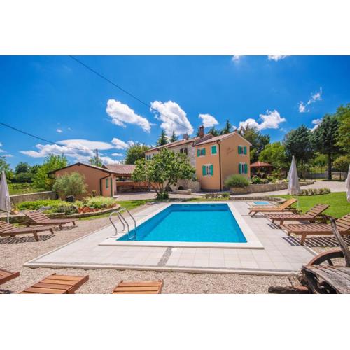 Villa Giovanna, a charming Villa with pool in a beautiful landscaped garden