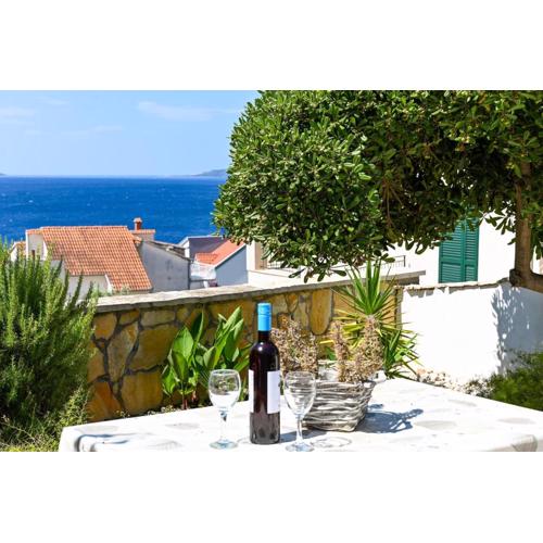 Villa Grande Vista - Lovely Apartment with Spacious lush mediterranean patio and Sea view
