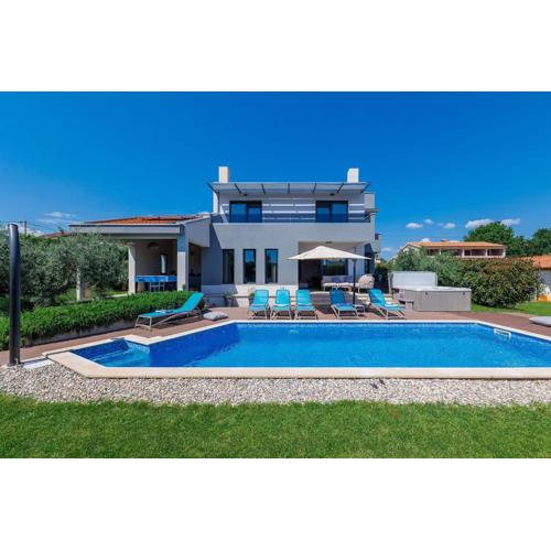 Villa Grande with Pool and Jacuzzi