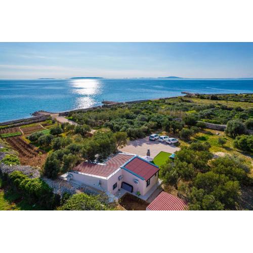 Villa Grioni, beach front villa with jacuzzi