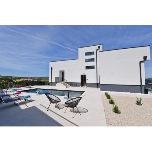 Villa Helvetia with heated pool