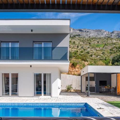 Villa Hill with private 32sqm heated pool and hydro-massage, 4 en-suite bedrooms, 200m from the sandy beach
