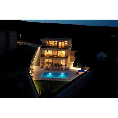 Villa Hills by Iva