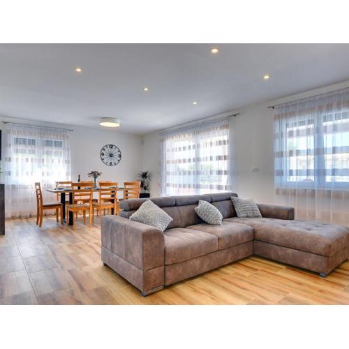 Villa in Kanfanar with Swimming Pool