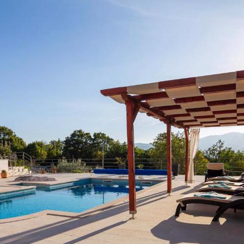 Villa in Omiš inland/4 stars+heated pool