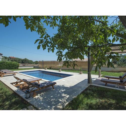 Villa in Peroj with pool