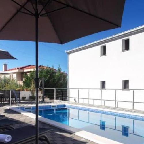 Villa in Podstrana with large outside swimming pool & hot tub for 14 people
