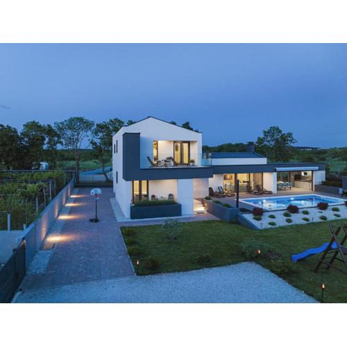 Villa in Valbandon near town center