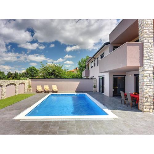 Villa in Valbandon with Swimming Pool