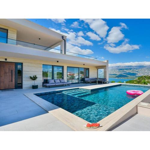 Villa in Vinjerac with Swimming Pool