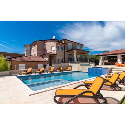 Villa Istra Kamen for kids & families near Pula for 18 people with sport activities, wellness & 67 m2 heated private pool