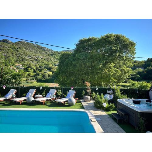 Villa Ivona with swimming pool and jacuzzi