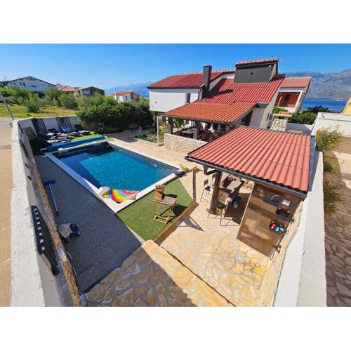 Villa Izziy by the beach with a sea view and heated pool