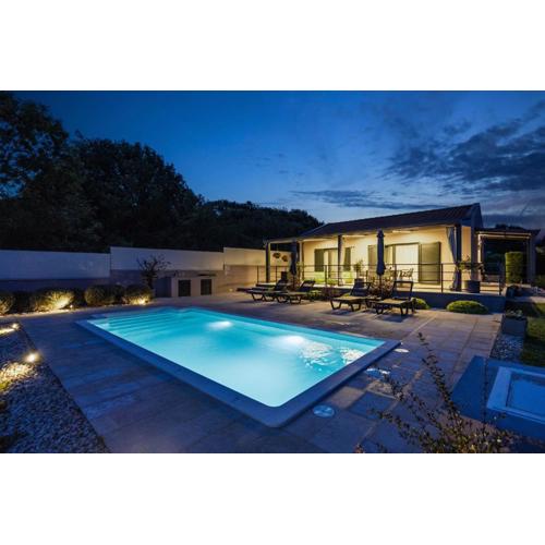 Villa Jolanda for 4 people near Rovinj with kids playground & large garden - only 850 m from beach