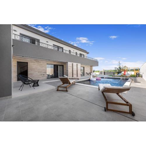 Villa Jollie with pool