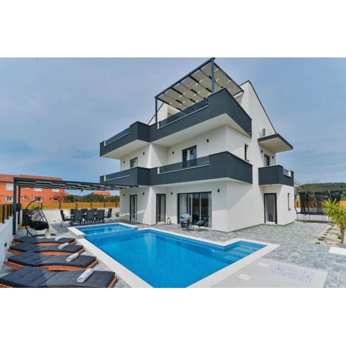 Villa JoMaNi with heated pool