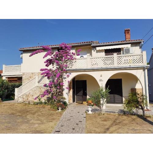 Villa Kadinela, 200m from Kamenjak, huge quiet garden with barbecue, 2 new kitchens