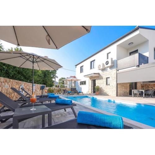 Villa Kaoru brand new Villa with a heated swimming pool