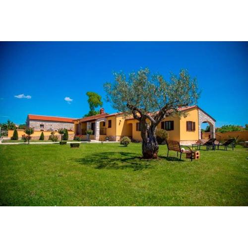Villa Karin - Mediterranean Charm with Private Pool and Lush Waterfall Gardens