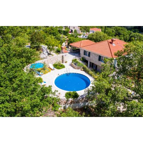 Villa Kate - outdoor pool, 4 bedrooms, free parking