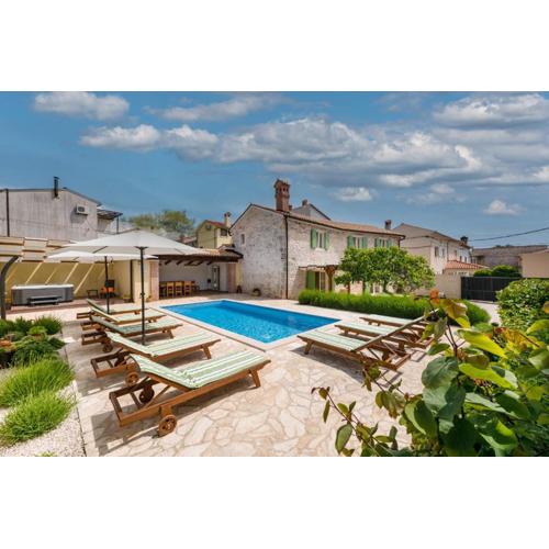 Villa Katja near Pula with whirlpool only 3 km from the beach