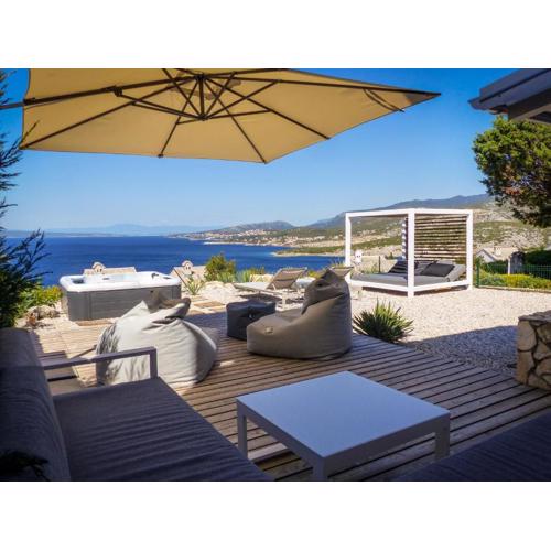 Villa Klenovica mit Whirlpool und Meerblick