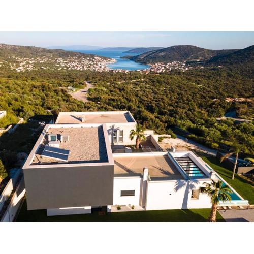 Villa Koko Vinišće with heated pool and sea view