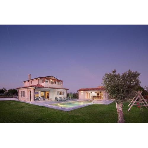 Villa Korat for 8 people in Central Istria with sauna & children playground