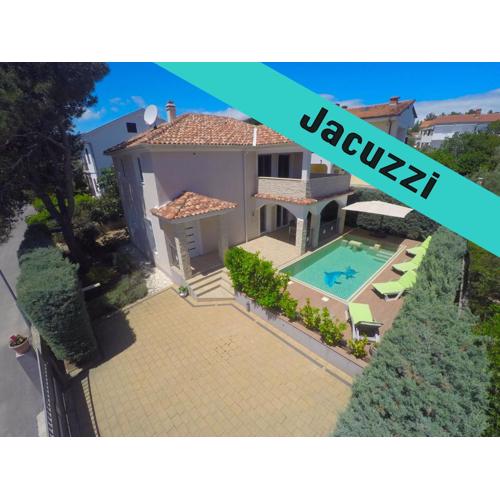 Villa KRK-4 bedrooms, 4 bathrooms with heated pool and jacuzzi, 150m from the sea