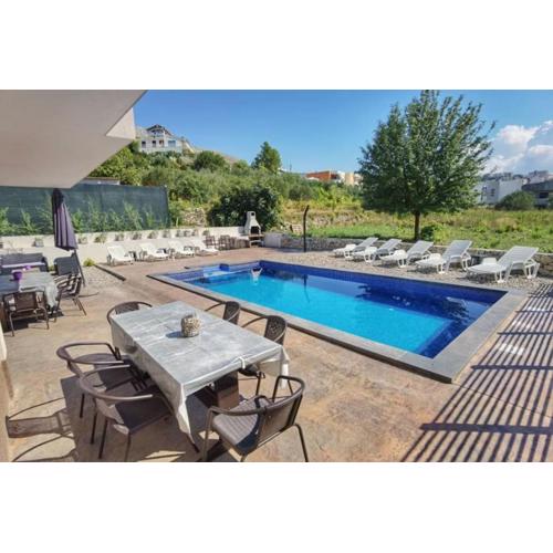 Villa La Famiglia with private heated pool