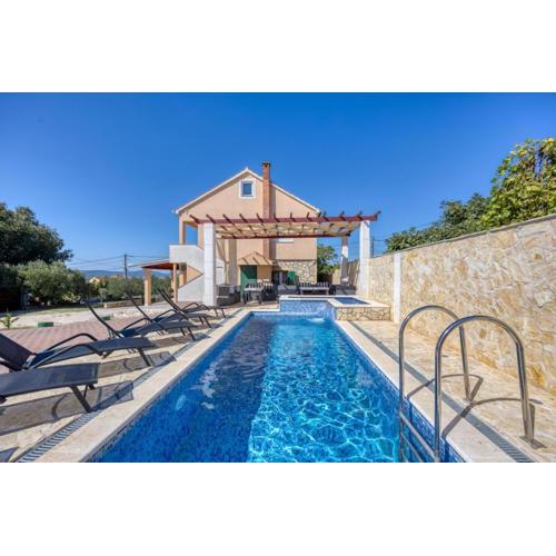 Villa Lara, Family Retreat with Sea View & Pool