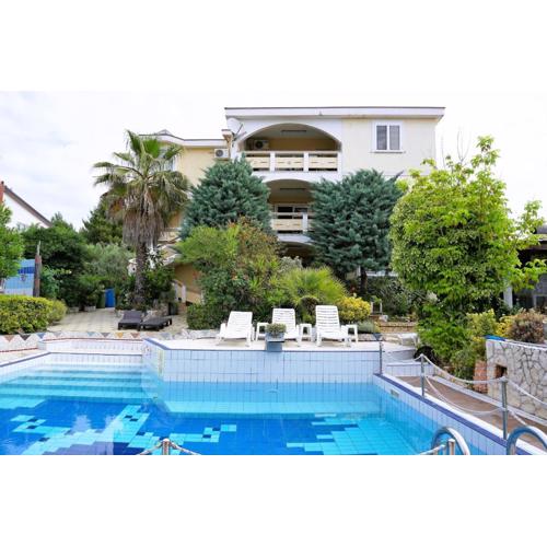 Villa Latina with 6 apartments and a shared pool