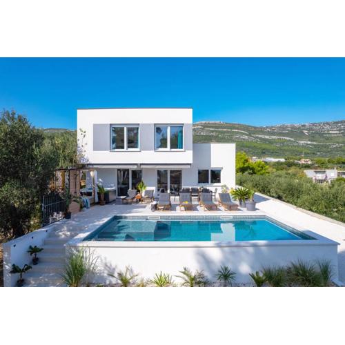 Villa Lea with 4 bedrooms, 40sqm pool, Hot-Tub, 2km from beach