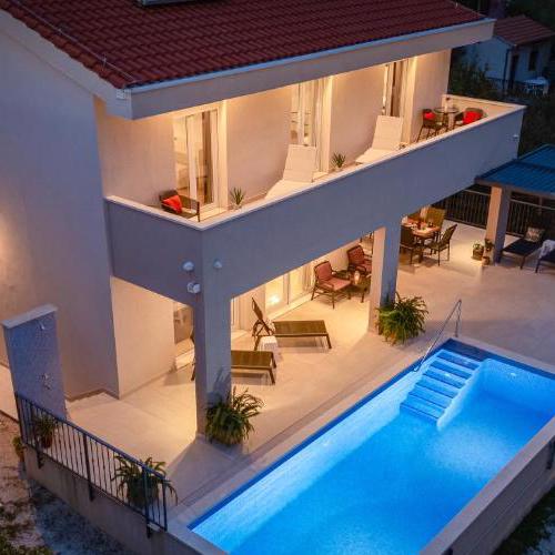 Villa Leonore in Omis with 4 en-suite bedrooms, Heated Pool, Fitness, PS5, completely fenced yard, sandy beach just 3 min walk