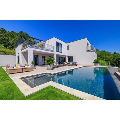 Villa Levant for 10 people near Opatija with jacuzzi & sea view