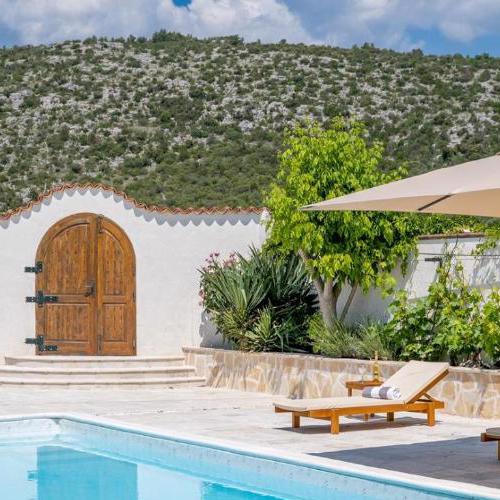 Villa Little Paradise with a private pool, 4 bedrooms, 2 living areas, 3km from the beach in Marina
