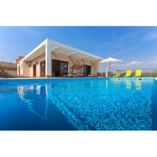 Villa Longfield-private heated pool, sauna, air-conditioned