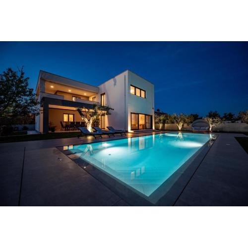 Villa Luen near Pula with large garden and private pool for families