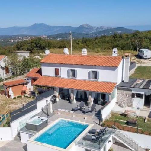 Villa LULU with heated pool, sauna & hot tub