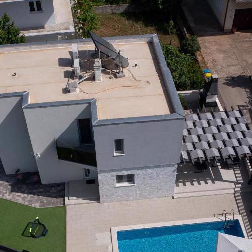 Villa Lumaka Sun - Amazing Home In Brodarica with 4 Bedrooms, Wifi, Outdoor Swimming Pool and Heated Swimming Pool
