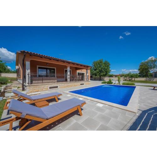 Villa Luna Tinjan, Pool and Wellness