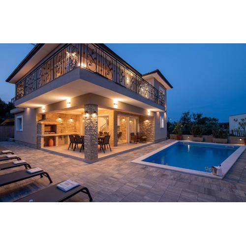 Villa Lusarci with pool