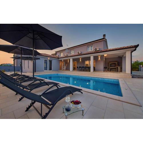 Villa Maas for 10 people near Pula with salt - water pool & pet friendly